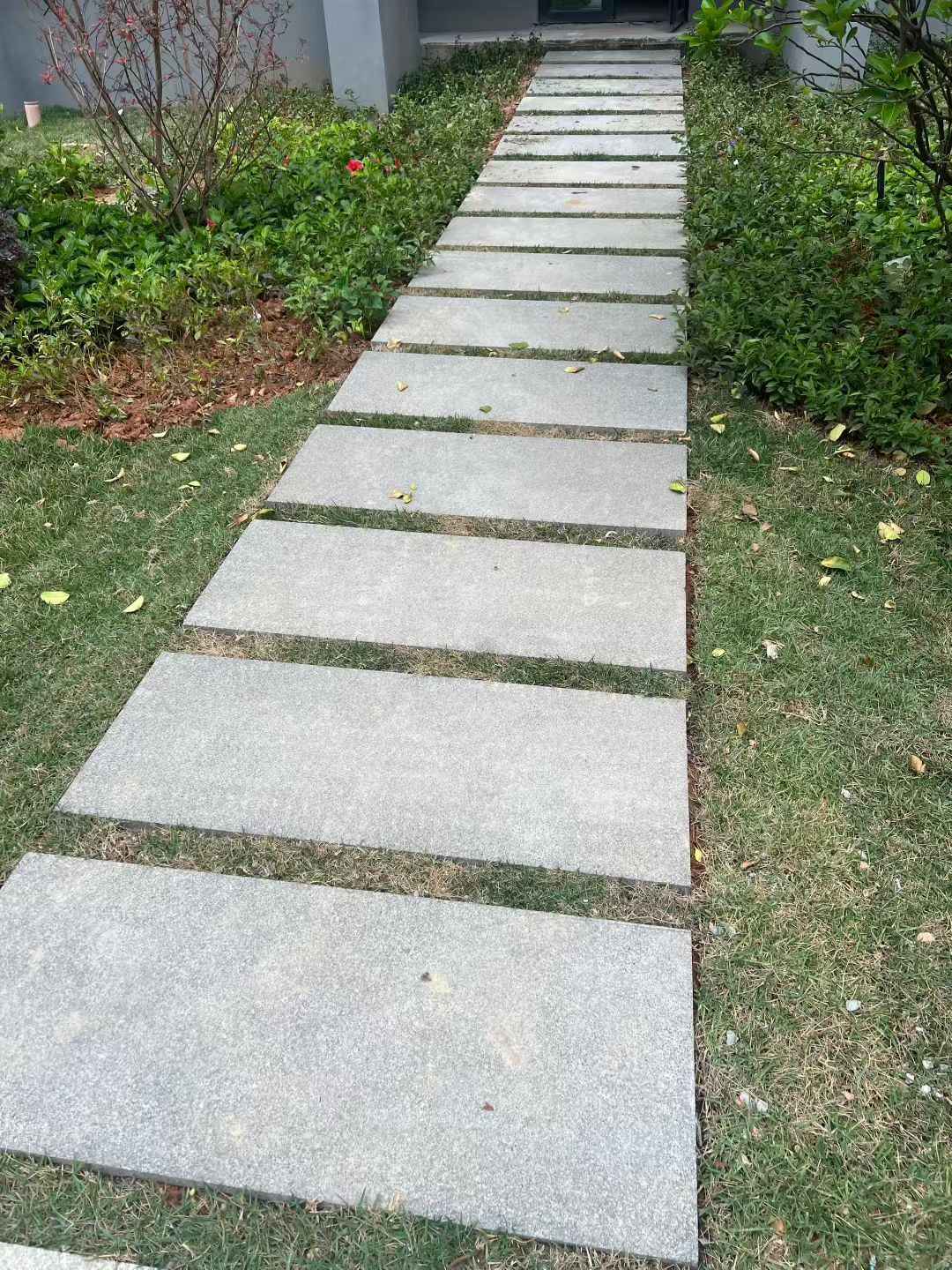 赣州 芝麻黑小区踏步、汀步石铺装效果