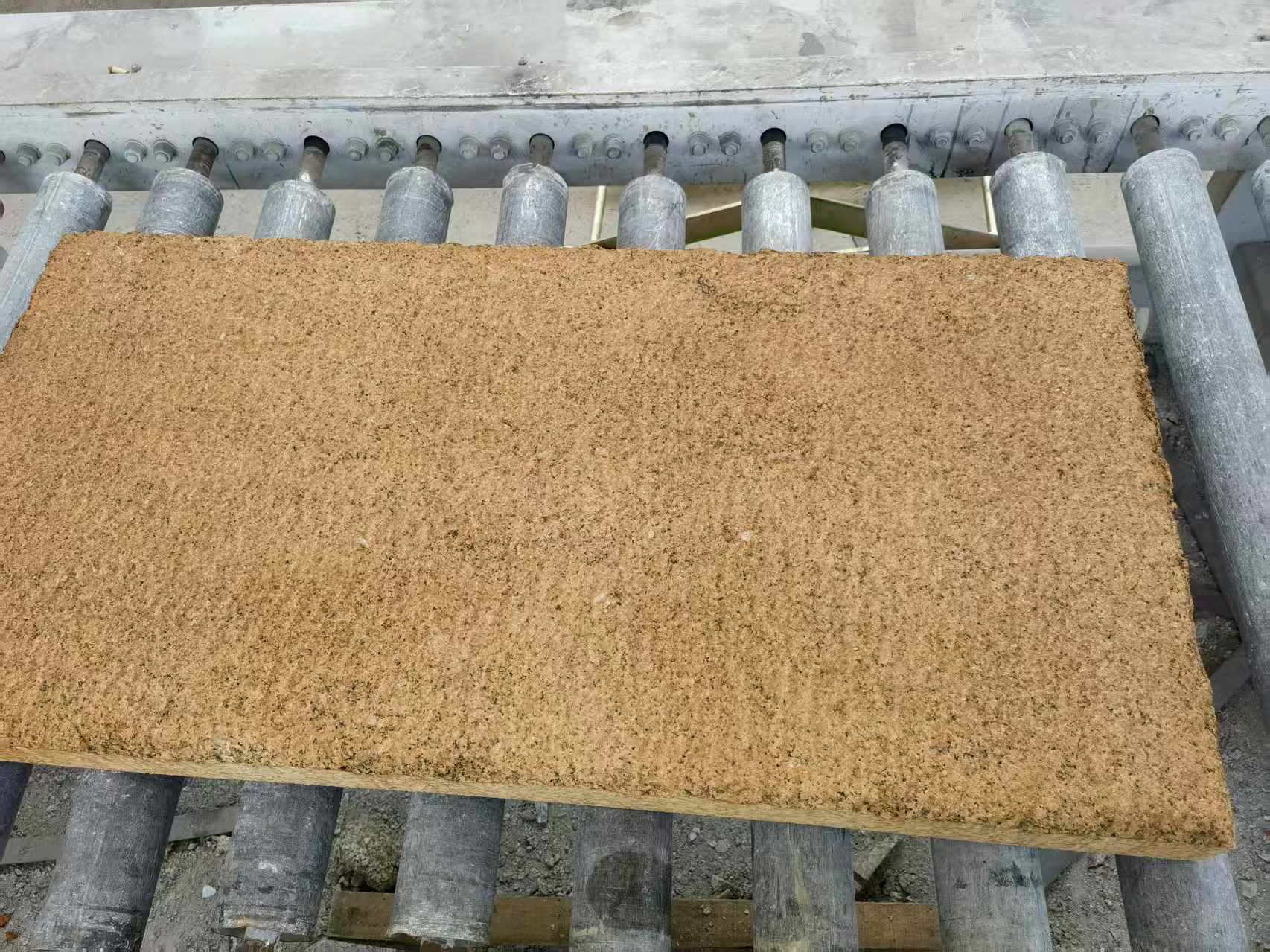 赣州 菠萝面老石板，做旧仿古石，流水线生产加工