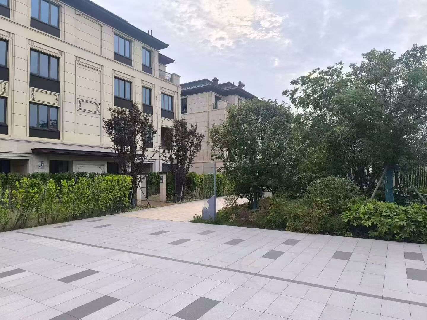 赣州 芝麻白与芝麻白搭配铺装，尺寸1200*600